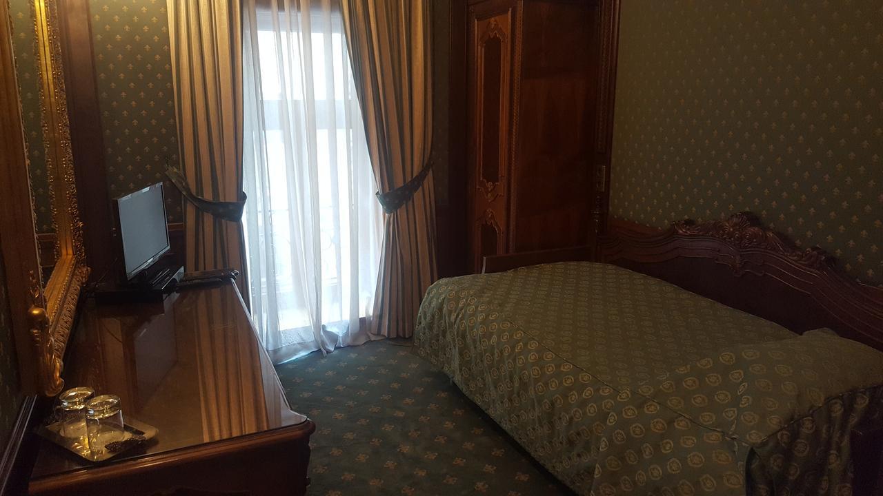 Hotel Casa Capsa Boekarest Buitenkant foto