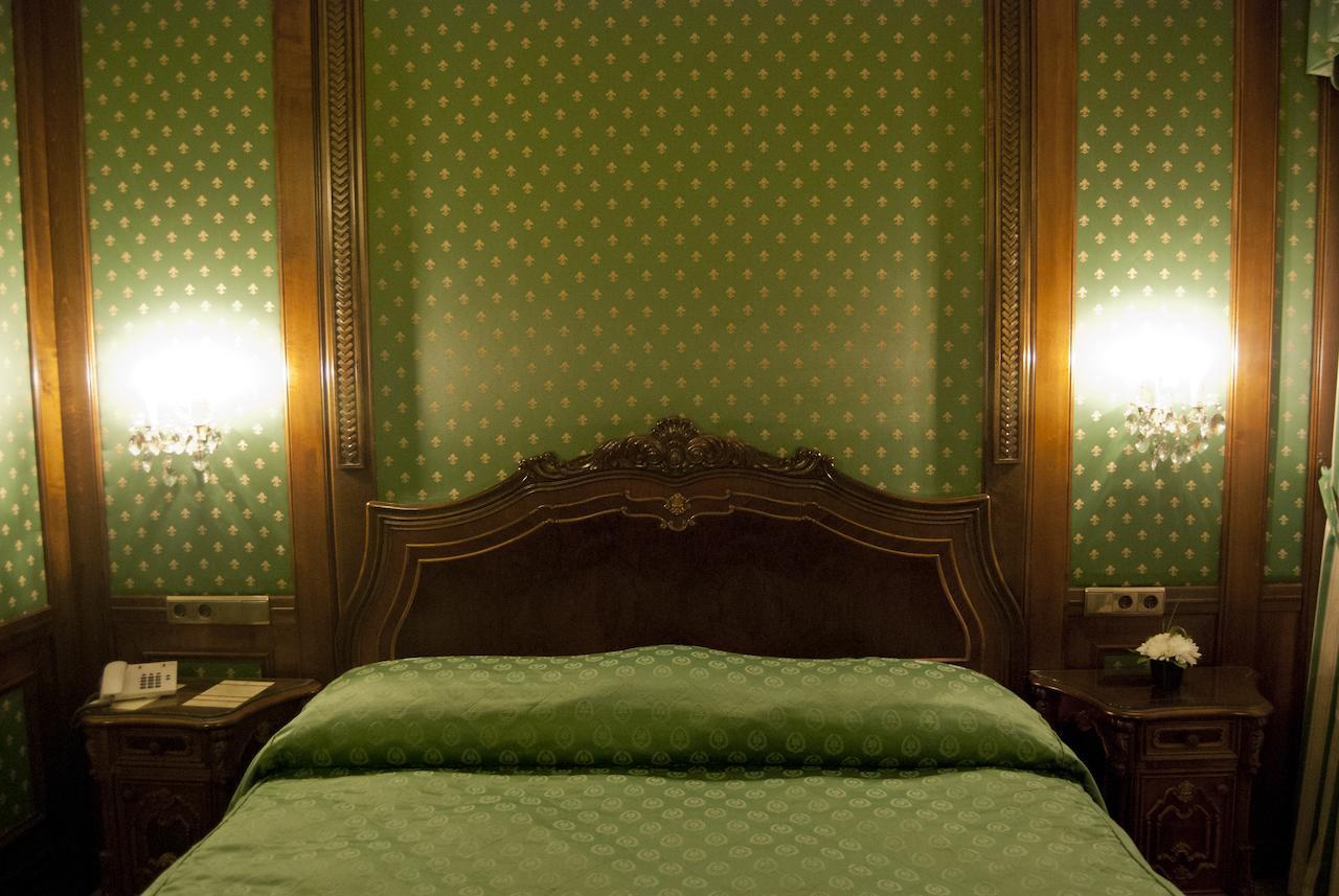 Hotel Casa Capsa Boekarest Buitenkant foto