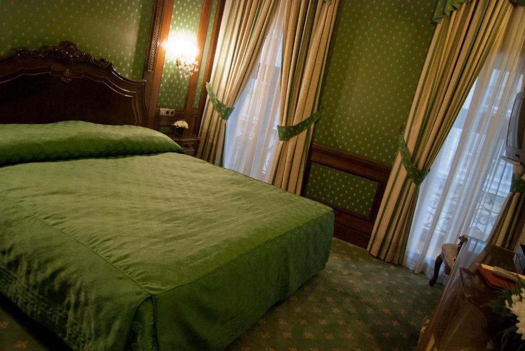 Hotel Casa Capsa Boekarest Buitenkant foto