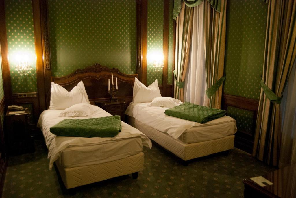 Hotel Casa Capsa Boekarest Buitenkant foto