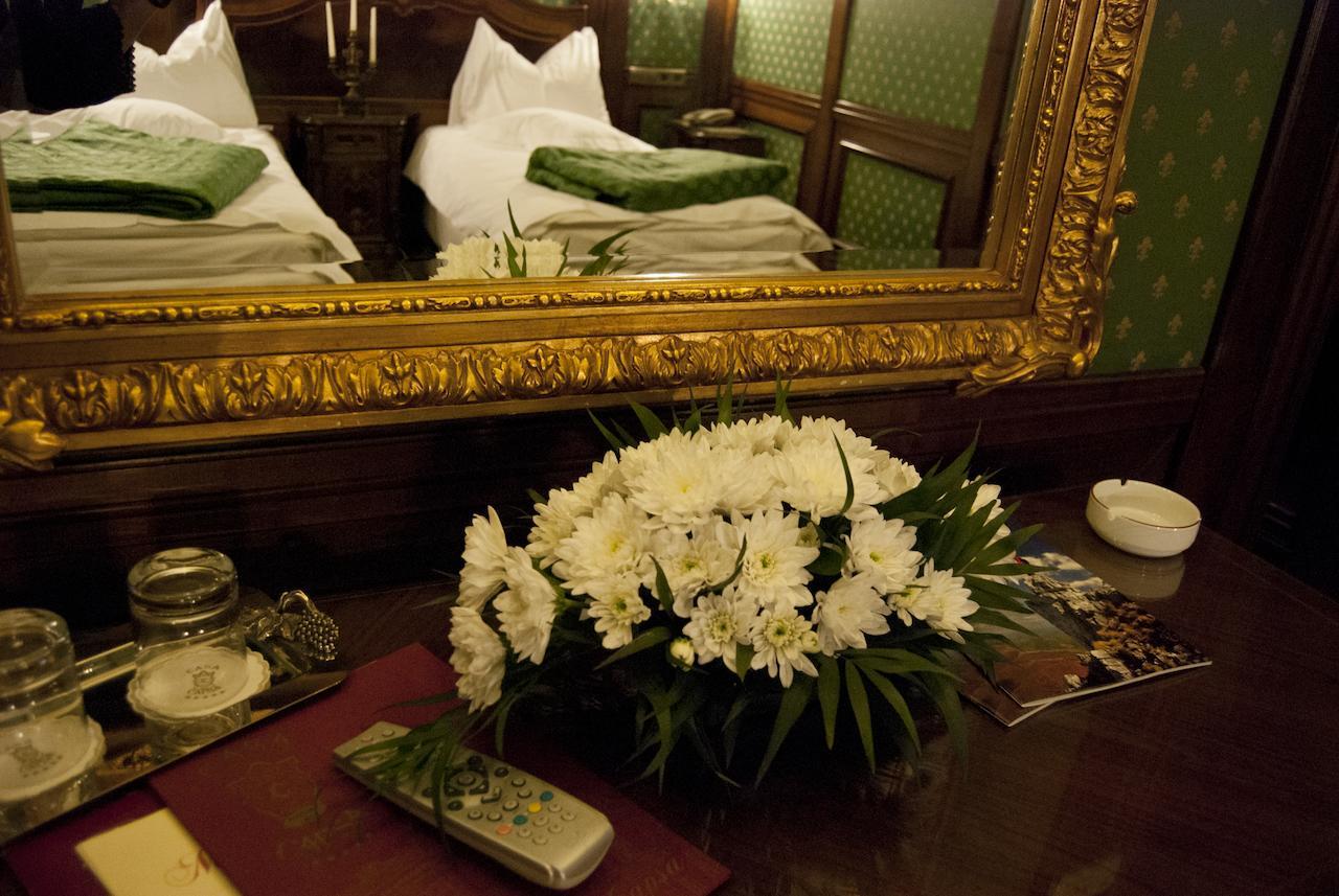 Hotel Casa Capsa Boekarest Buitenkant foto