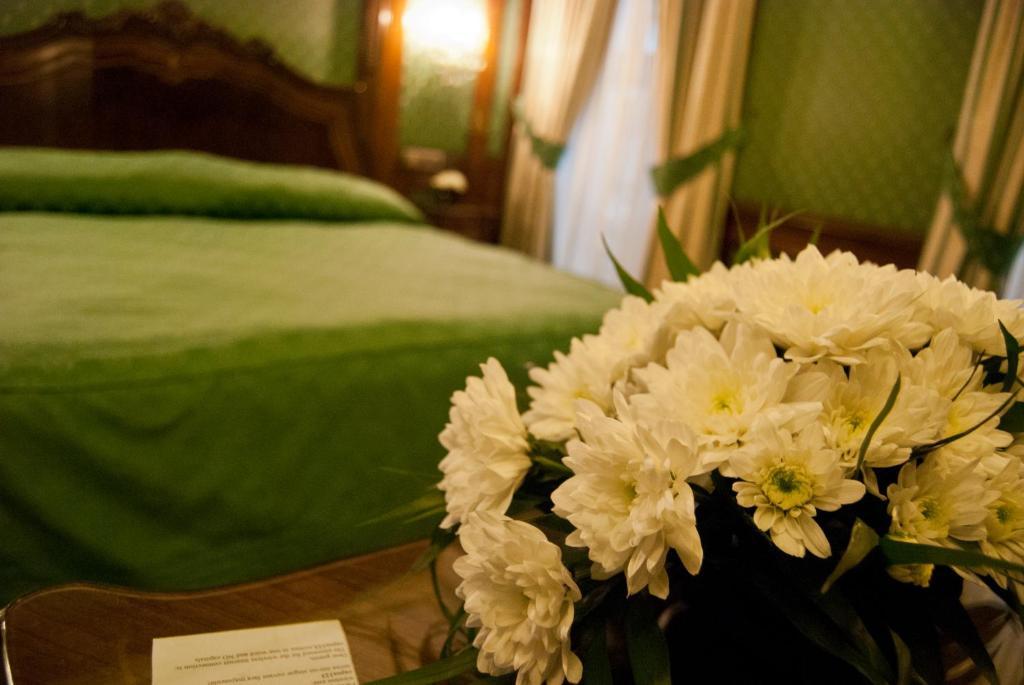 Hotel Casa Capsa Boekarest Buitenkant foto