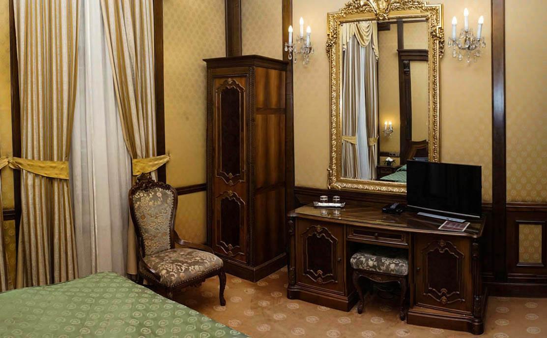 Hotel Casa Capsa Boekarest Buitenkant foto