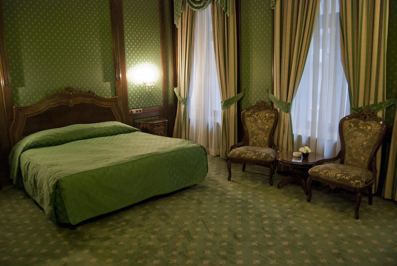 Hotel Casa Capsa Boekarest Buitenkant foto